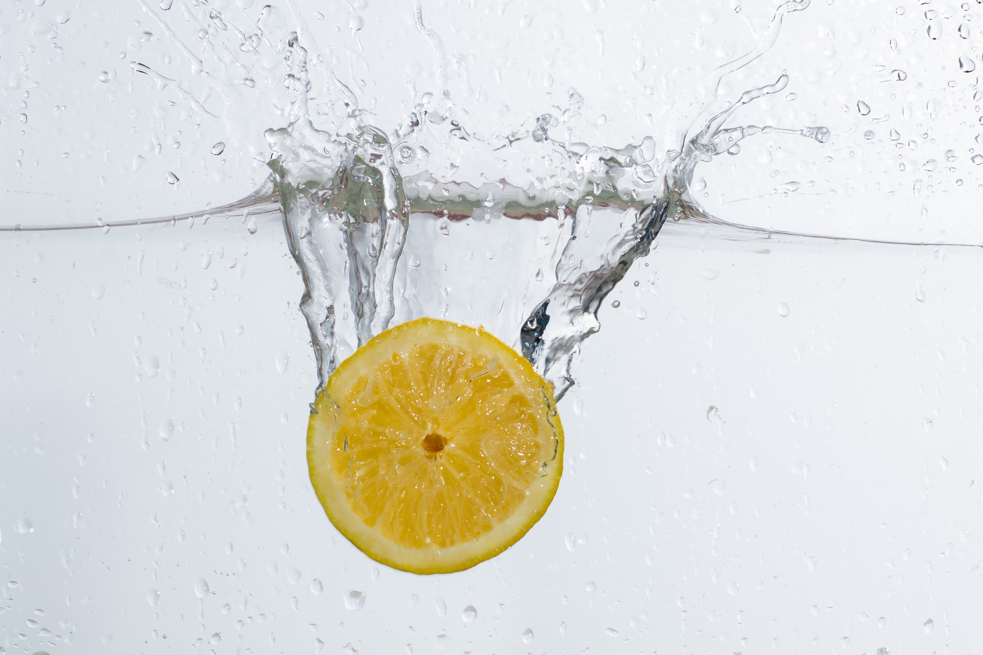 Citronová voda ráno: 15 důvodů, proč začít tento zázračný návyk