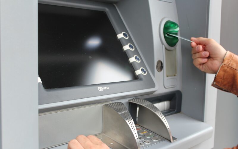 Nový trik podvodníků na bankomatech: Jak se bránit a chránit své finance?